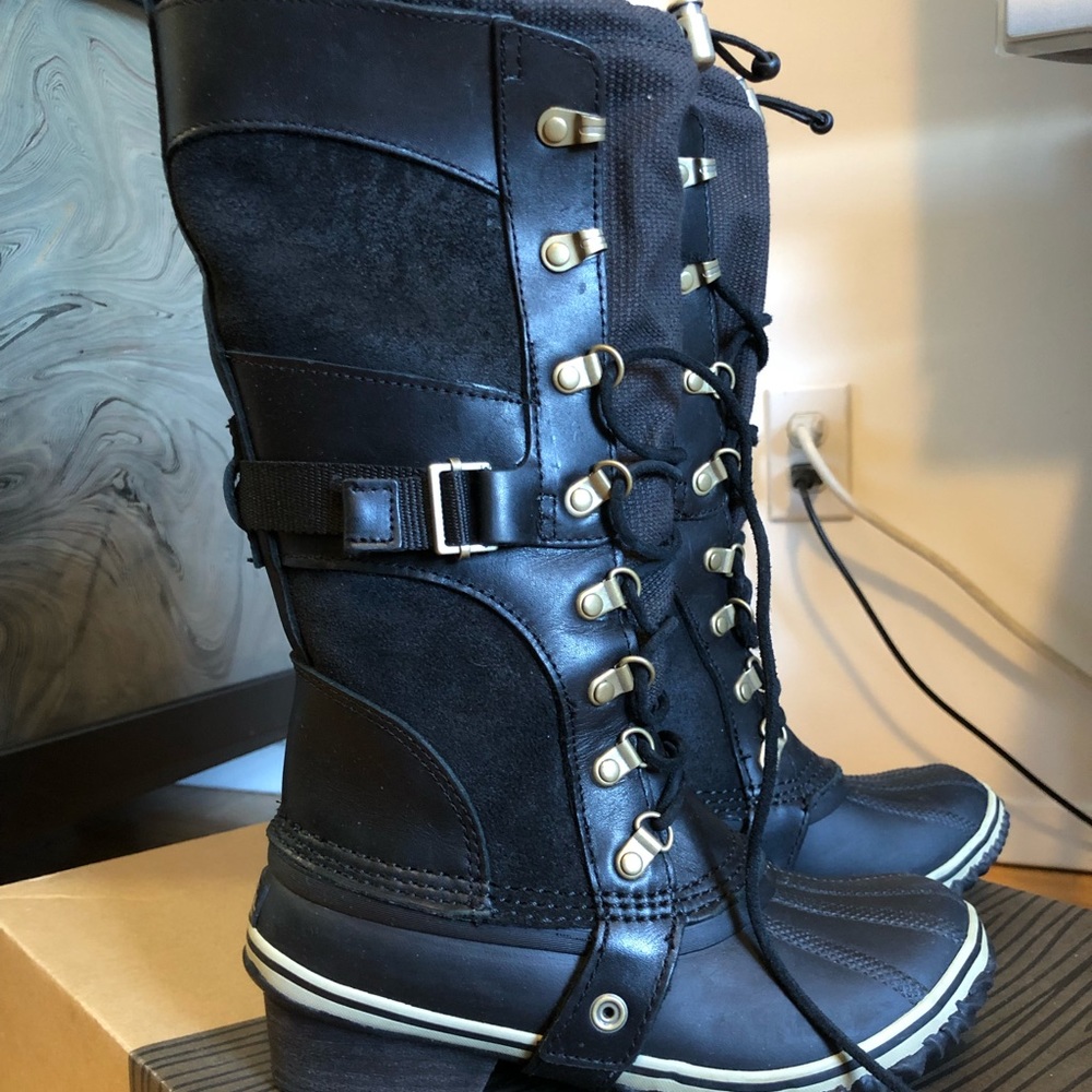 Sorel Conquest Carly boots in a size 6.